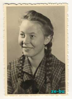 1950s PHOTO BEAUTIFUL TEEN GIRL w/ PIGTAILS  