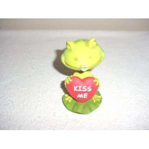  Kiss Me Frog Nodder with Heart 