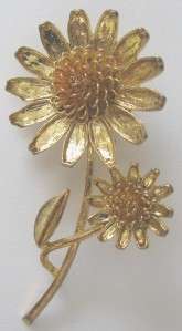 Up for your consideration is a lovely Vintage Daisy Brooch. The 