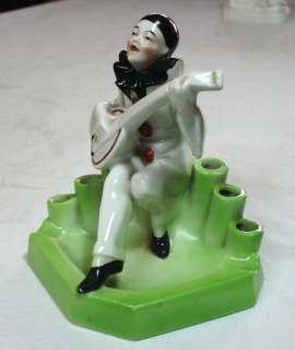 Art Decó porcelain Pierrot playing banyo flowers pencil  