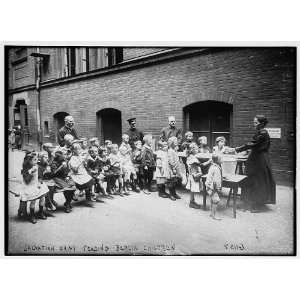  Photo Salvation Army feeding Berlin children 1900