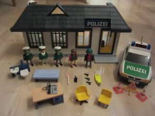 Playmobil Polizeistation  Gefängnis mit Polizeiauto u. v. Zubehör in 